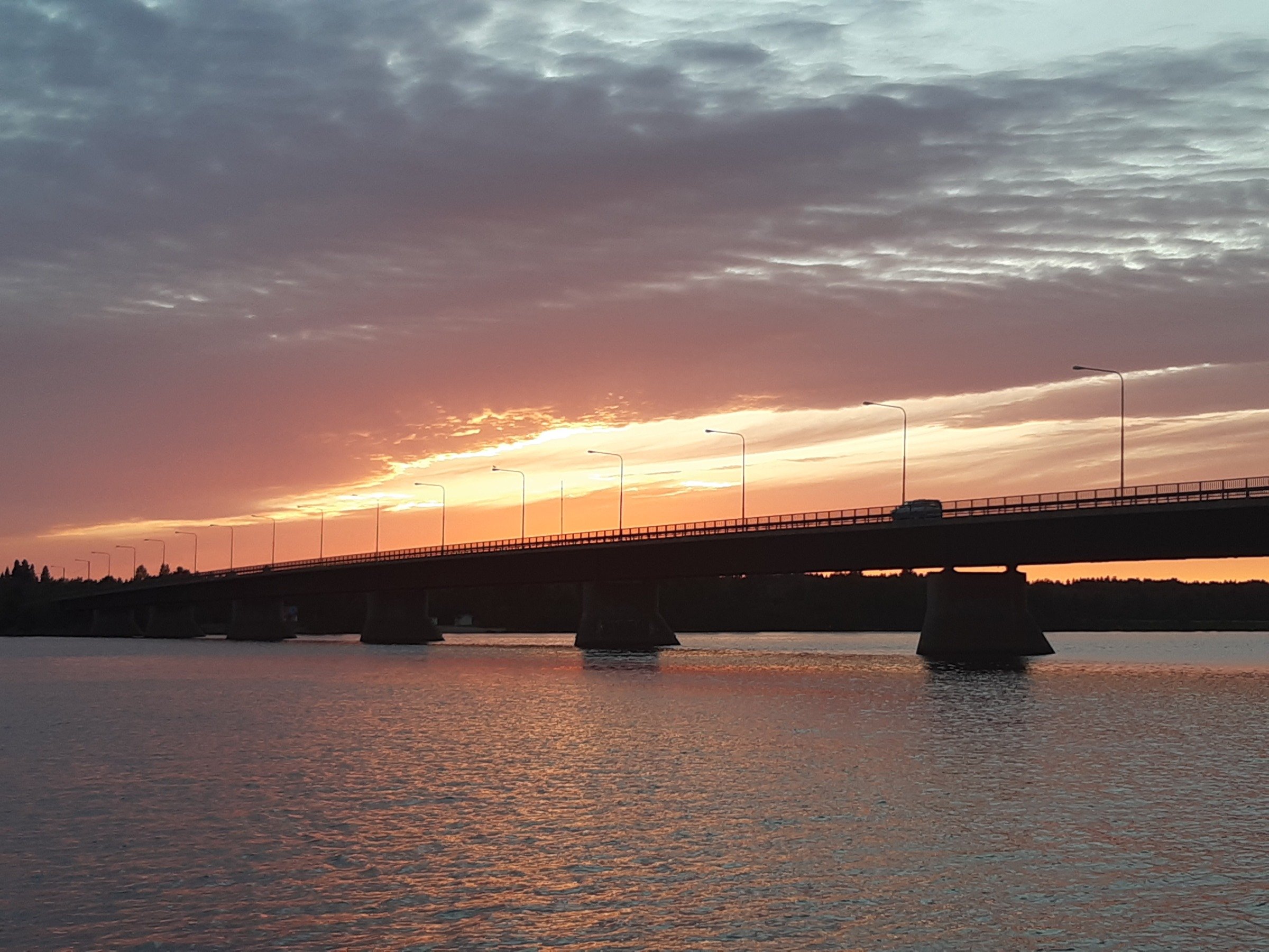 Kemijoen silta ilta-auringossa.