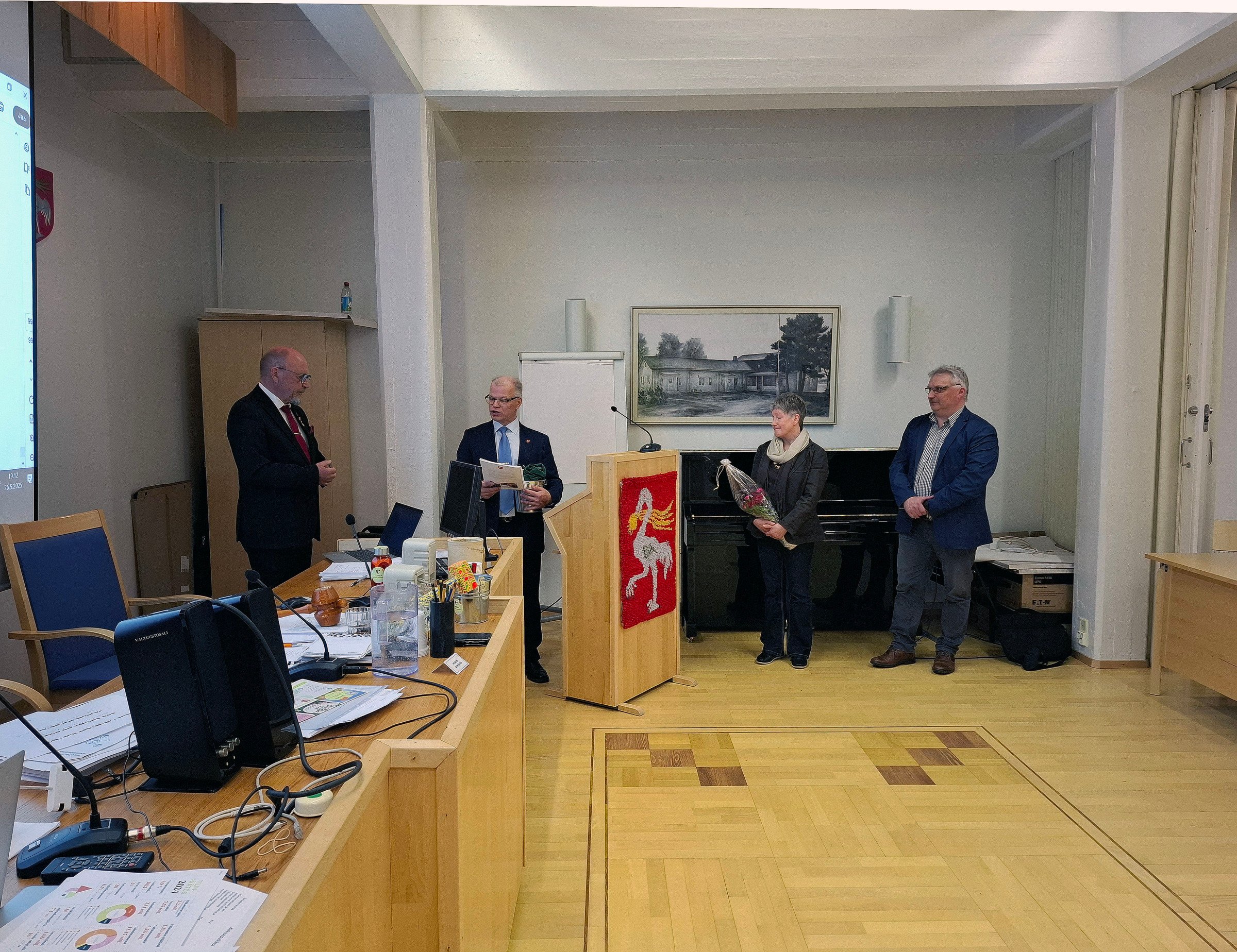 Kuva valtuustosta 260525 Pertti Keräsen muistaminen valtuuston kokouksessa.