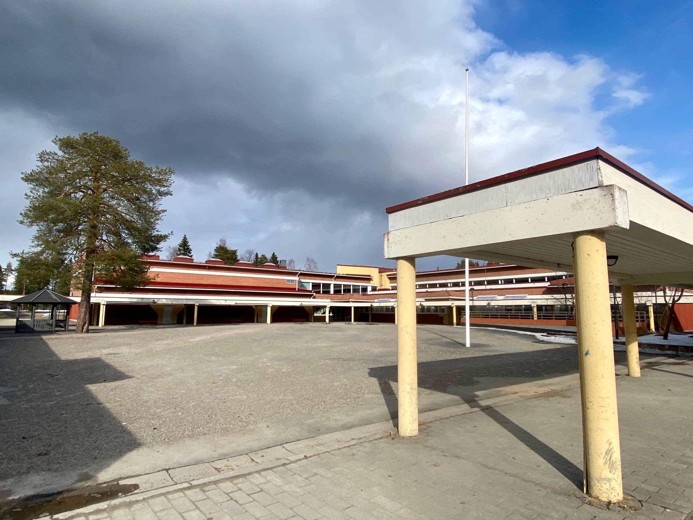 Lapinniemen koulu vaaka Lapinniemen koulun julkisivu.