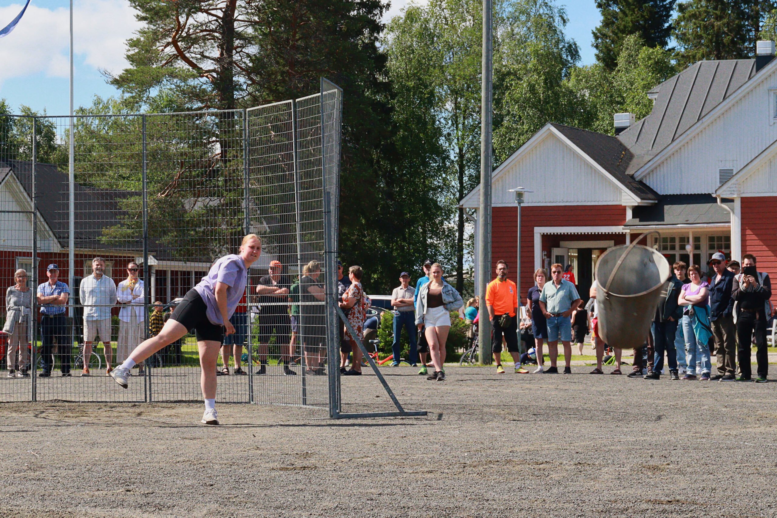 IMG_3140 Ämpäripääpäivillä mitellään ämpärinheiton mestaruuksista.