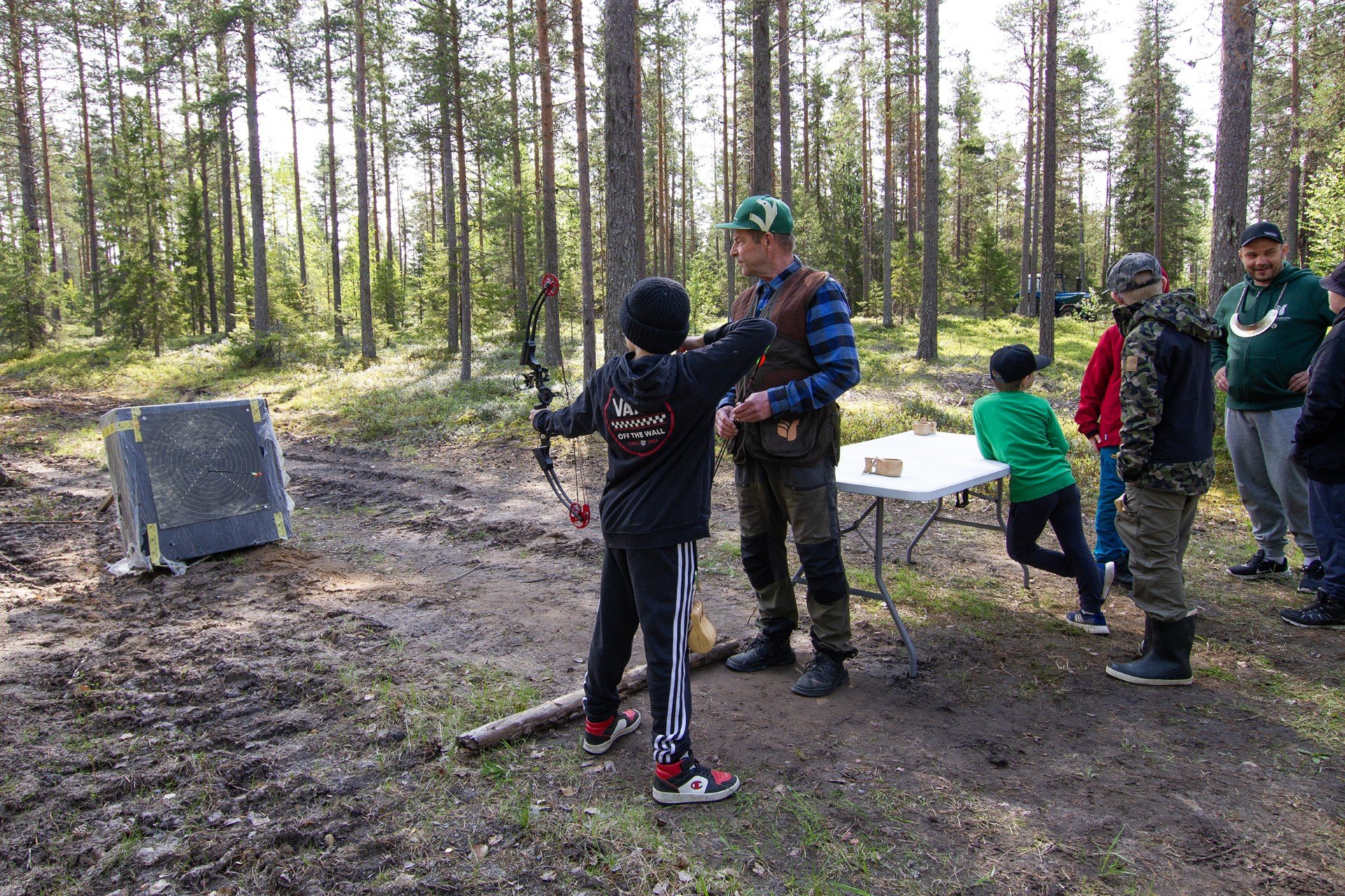 Metsoleiriläisiä harjoittelemassa jousiammuntaa.