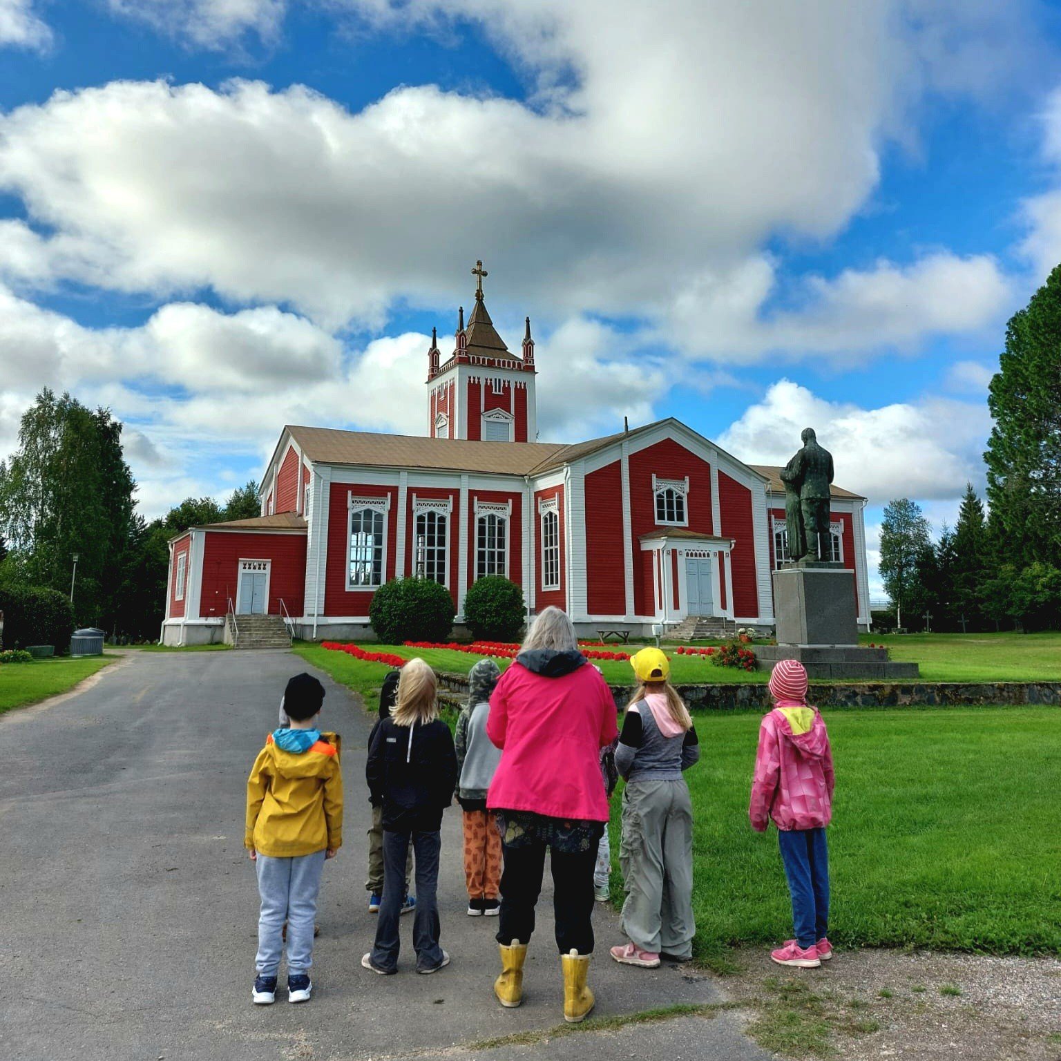 Kirkkoseikkailu1 Lapset kirkkoseikkailulla.
