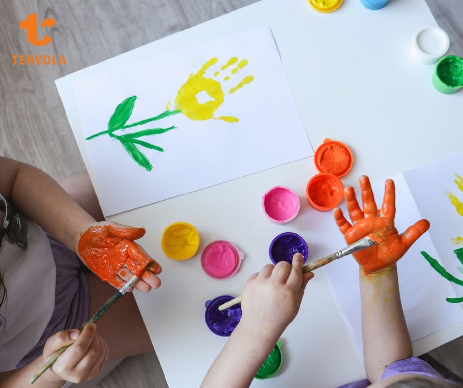 Nimetön malli (13) Lapsia maalaamassa.