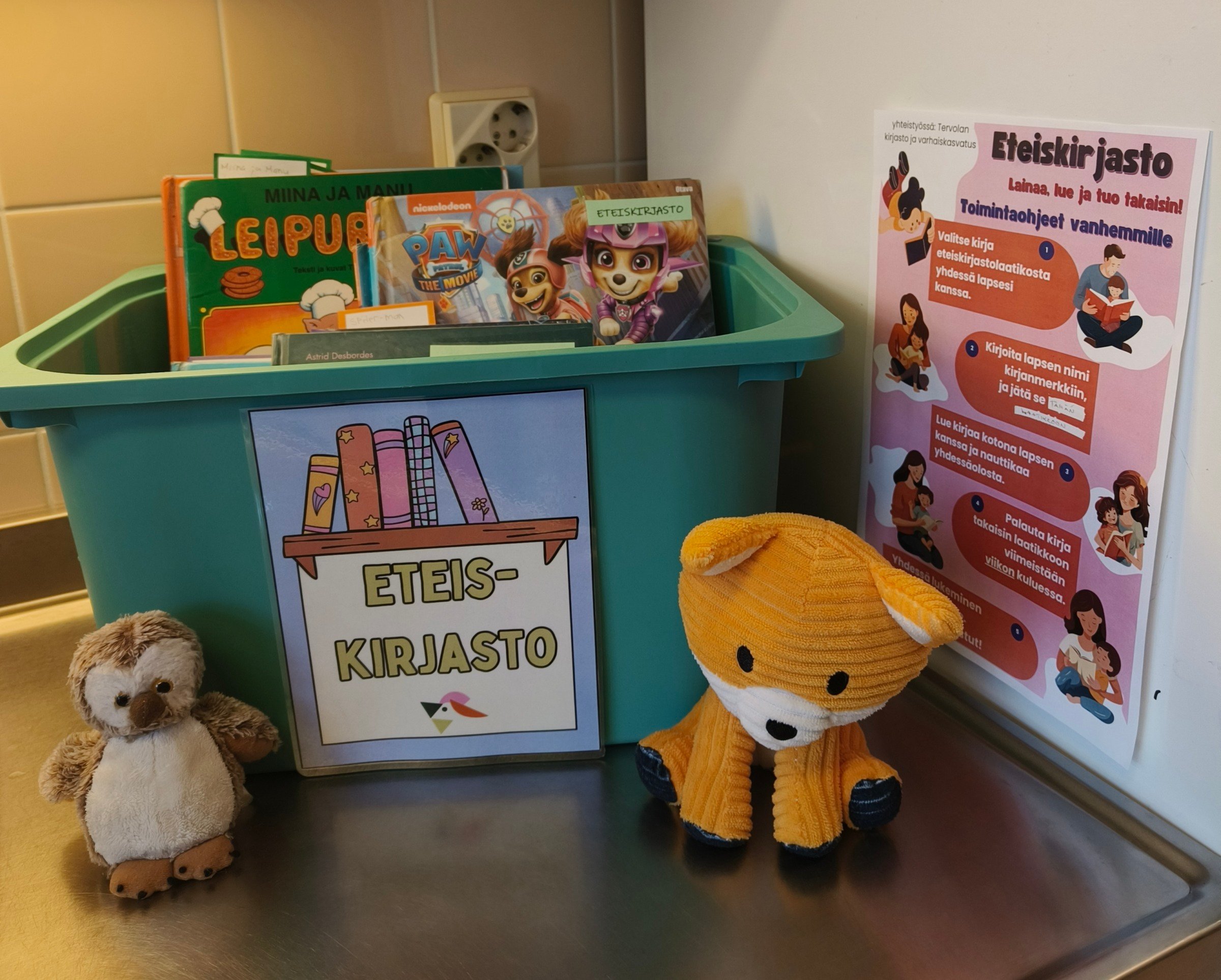 Eteiskirjaston aineistoa päiväkotiosastolla