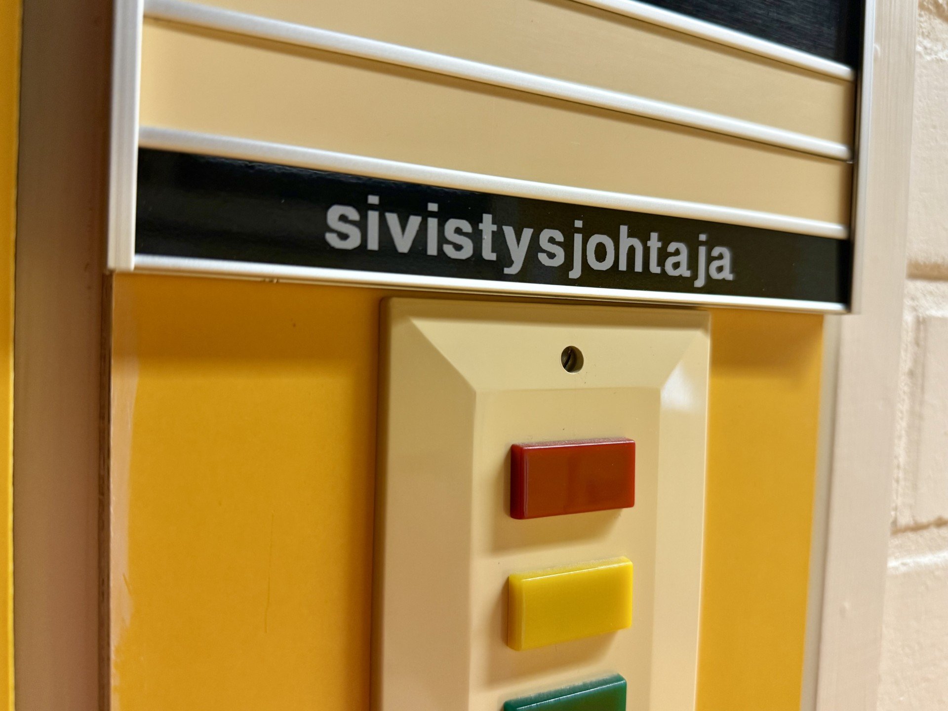 Sivistysjohtajan huoneen nimikyltti.