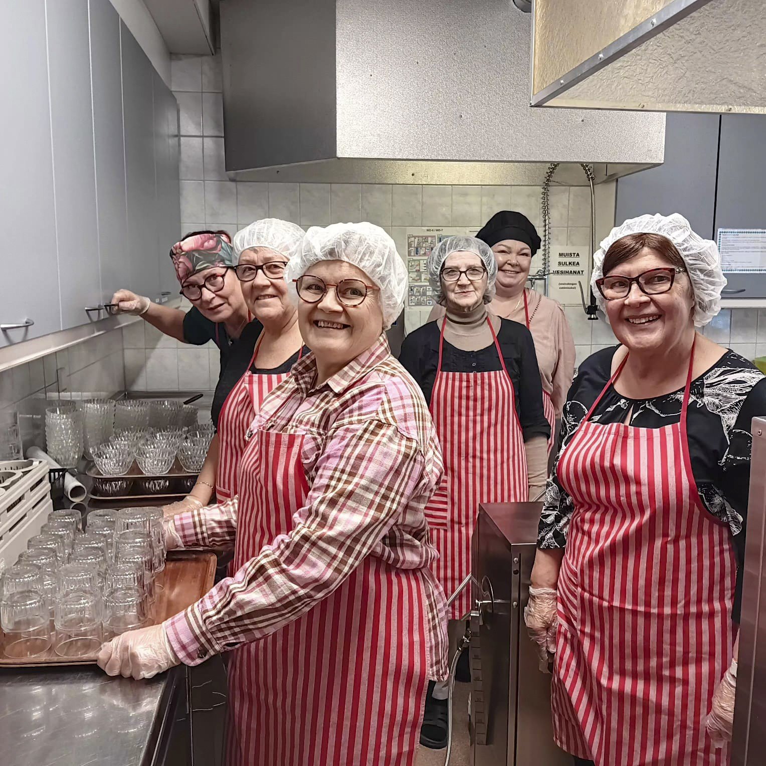 Yhteisten pöydän ruokailun vapaaehtoisia.