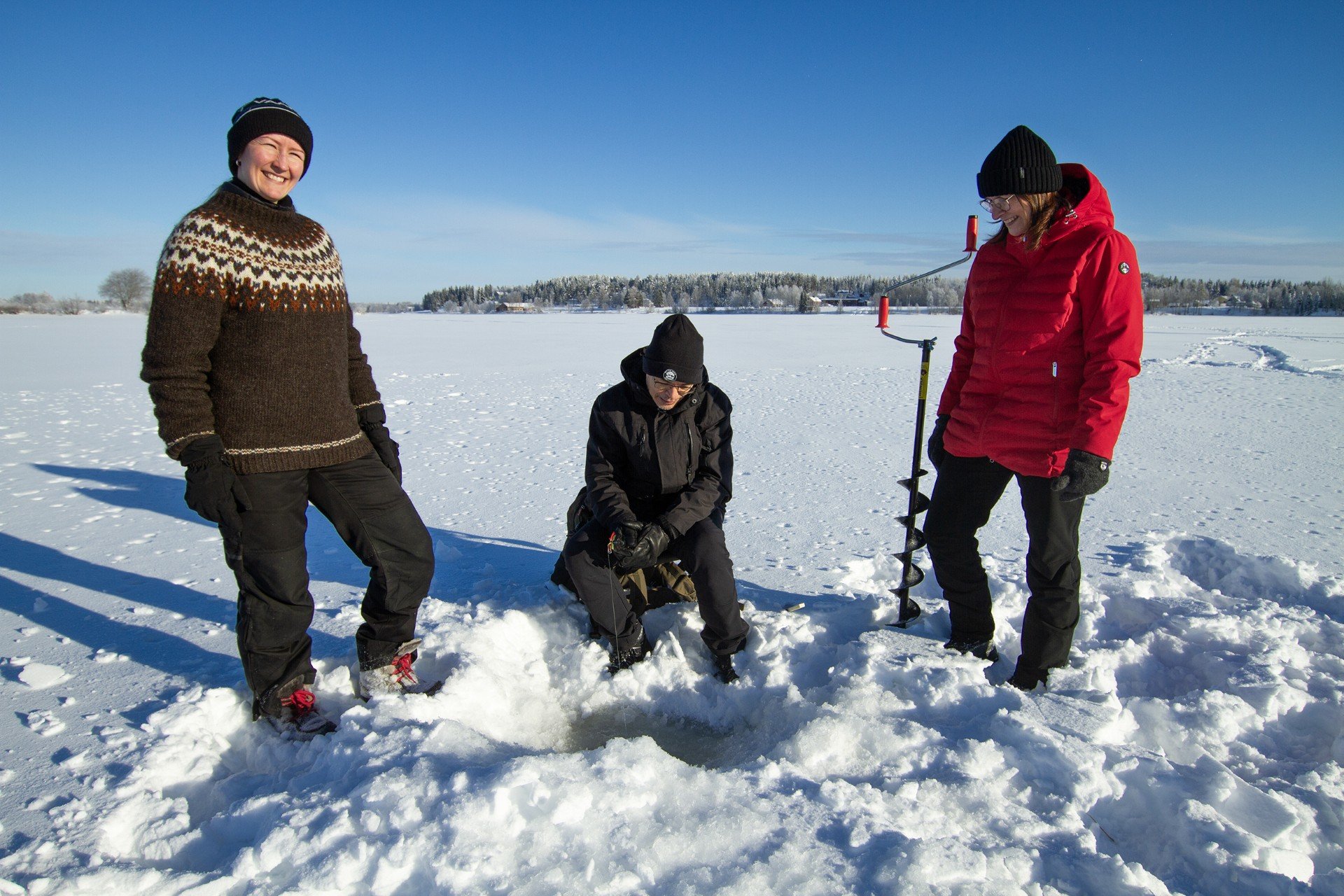Merituuli Koivumaa, Michel Duculty ja Sandrine Duculty Kemijoen jäällä.