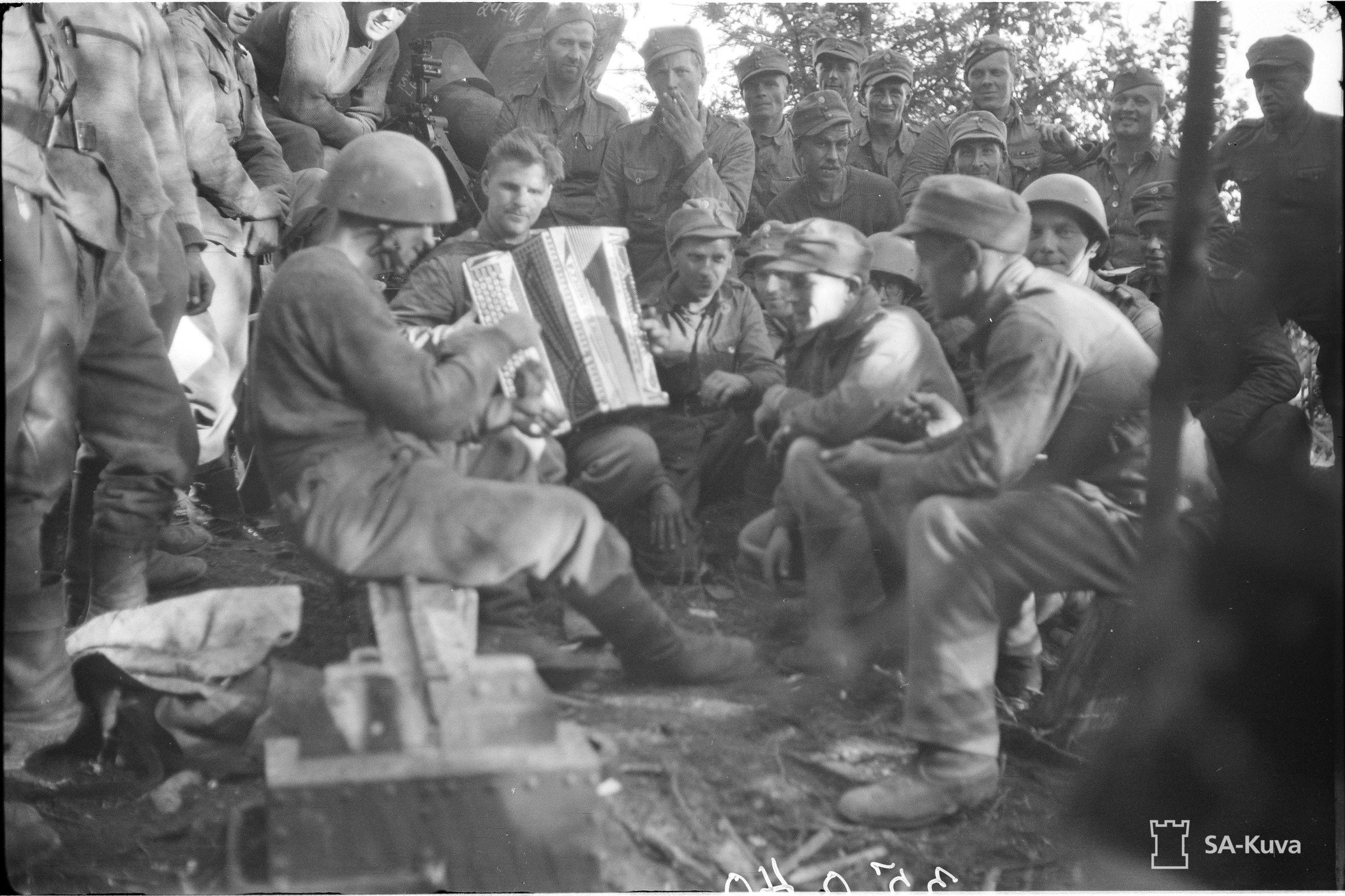 Sotilaita viettämässä vapaa-aikaa.