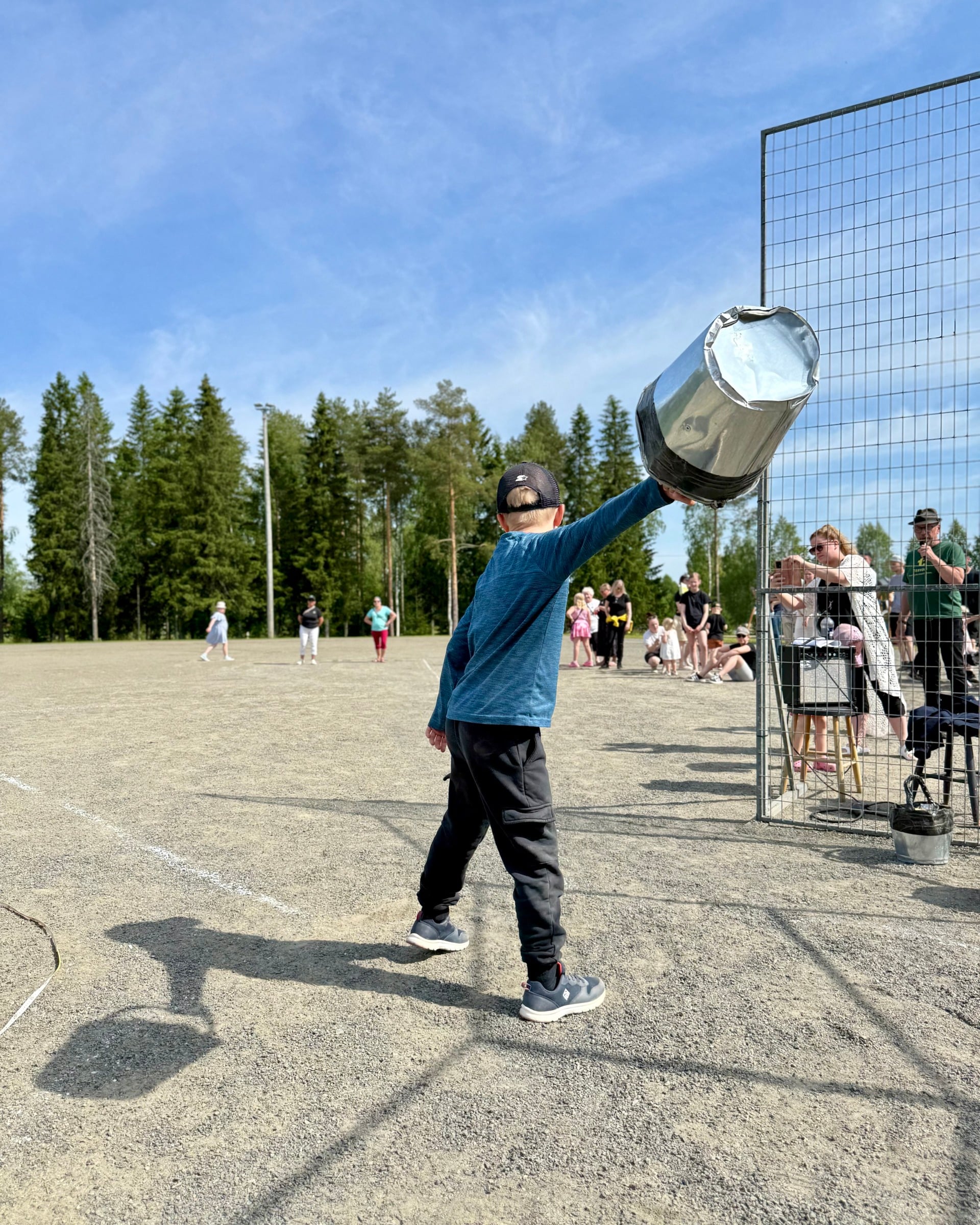 Ämpäripääpäivien 2025 ämpärinheittoa, heittäjä valmiina heittoon kuvattuna takaapäin