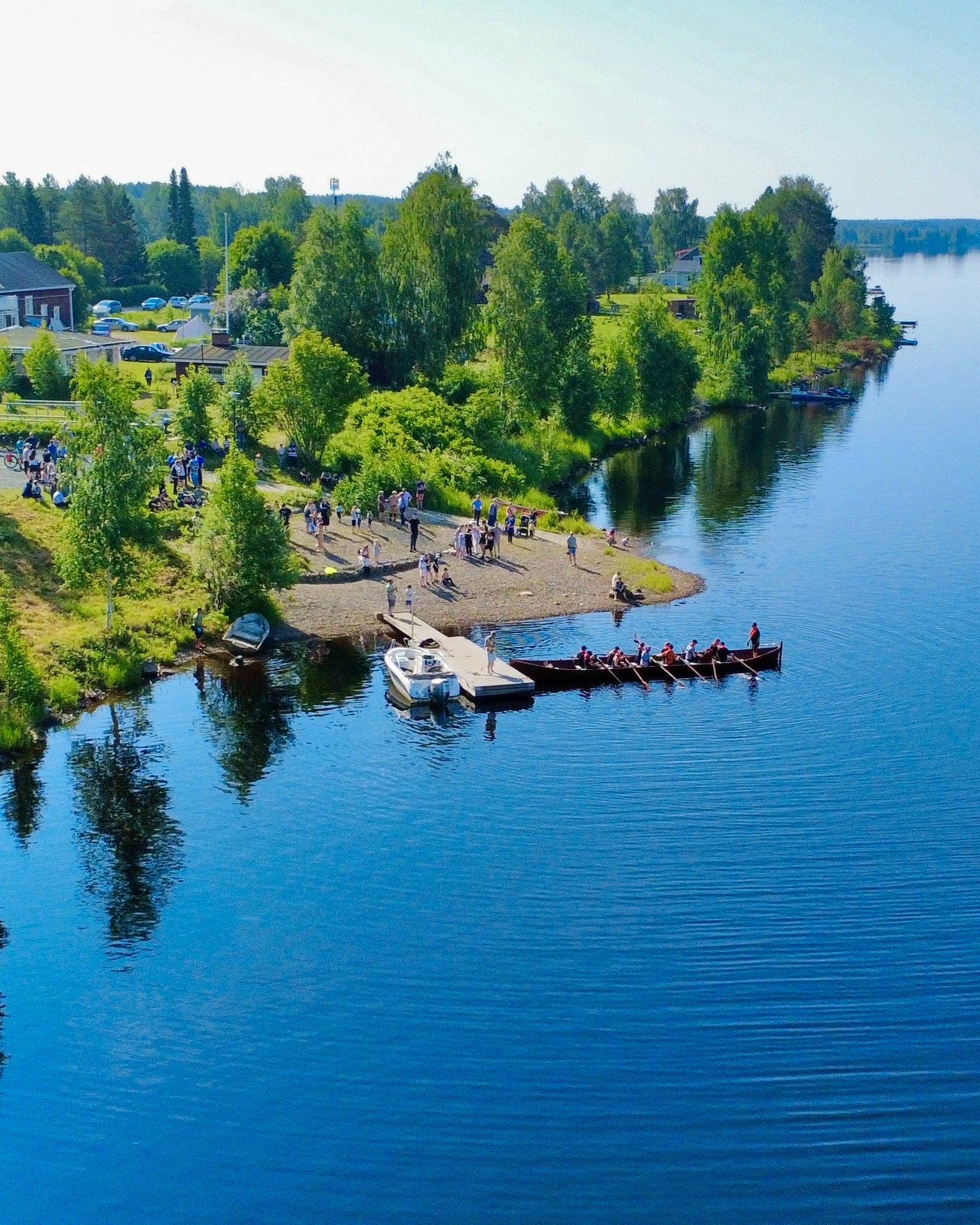 Ilmakuva kirkkoveneestä tyynellä Kemijoella