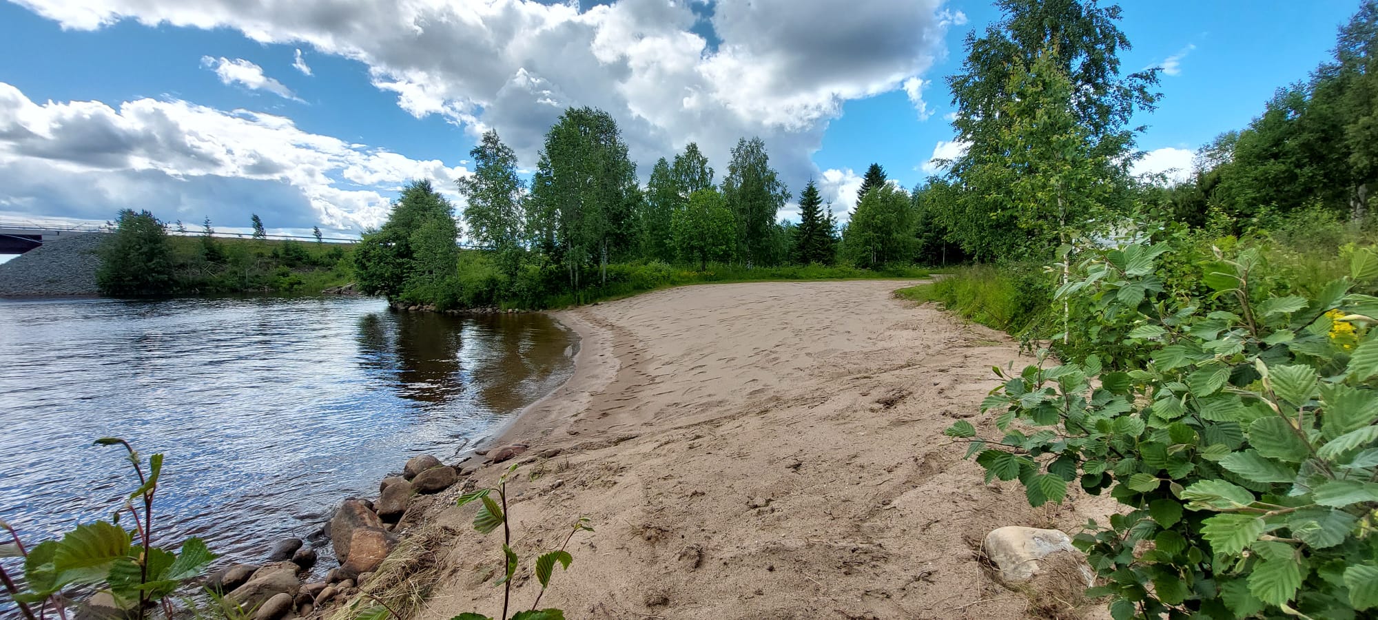 Kaisajoen uimarantaa, taustalla Kemijoki