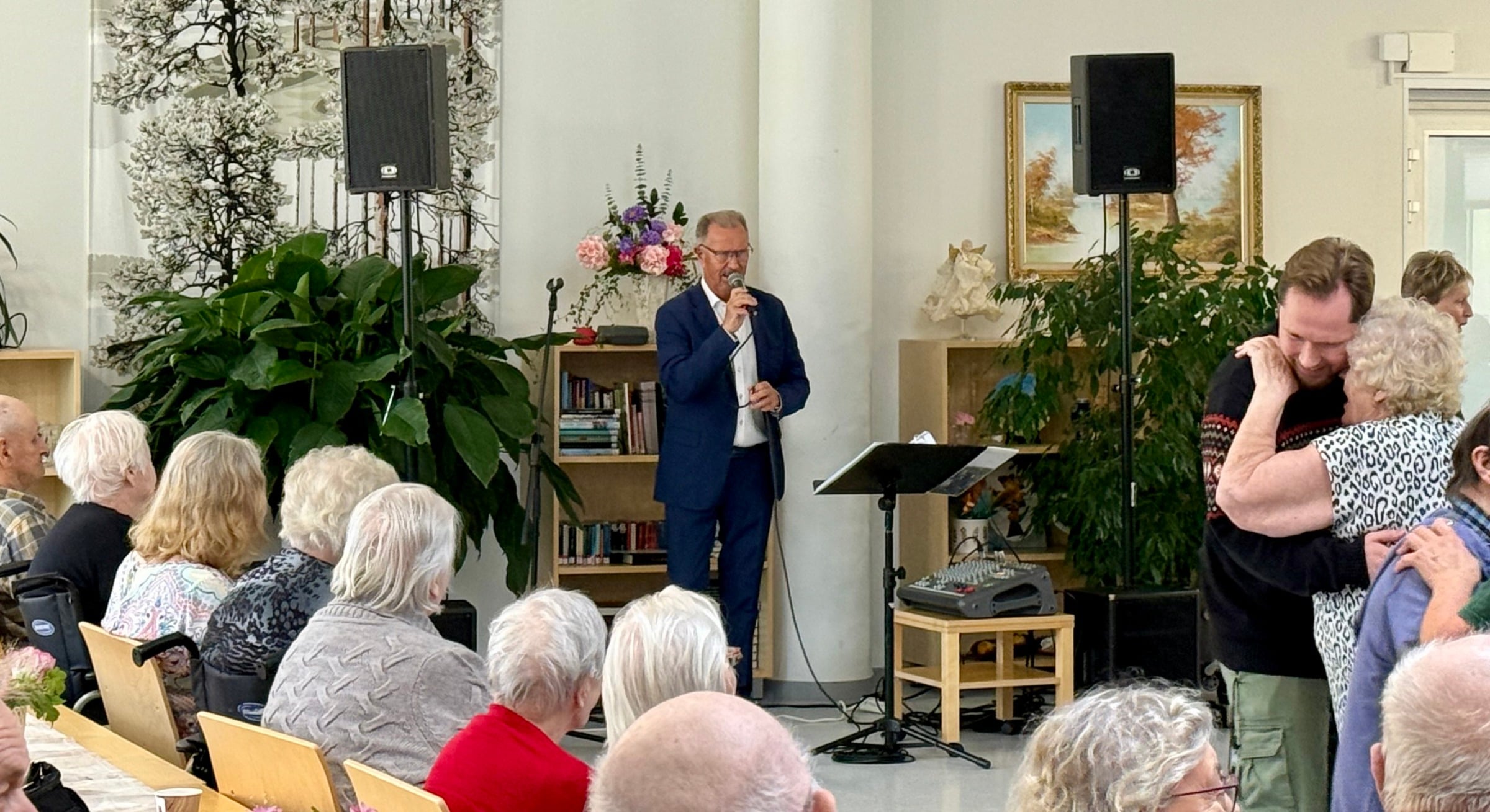 Lasse Hoikka esiintymässä ikäihmisille vanhustenviikolla