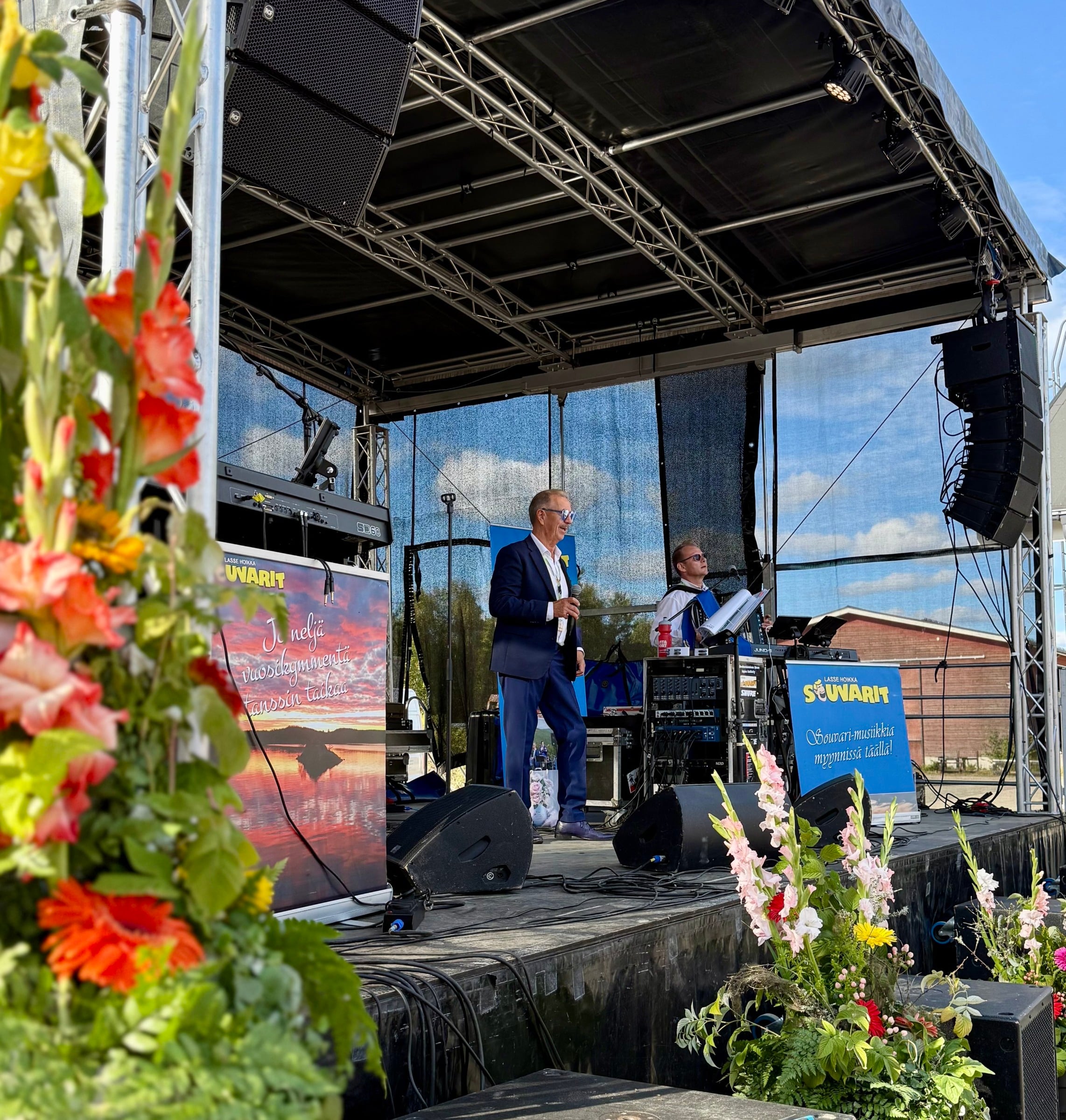 Lasse Hoikka esiintymässä Maaseudulta Käsin -messujen esiintymislavalla