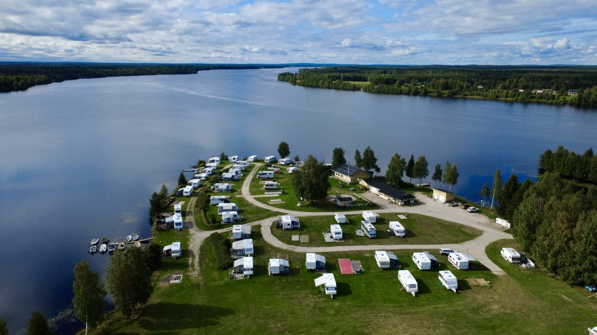Ryynäsenniemen karavaanarialue ilmasta kuvattuna, tasutalla Kemijoen maisemat