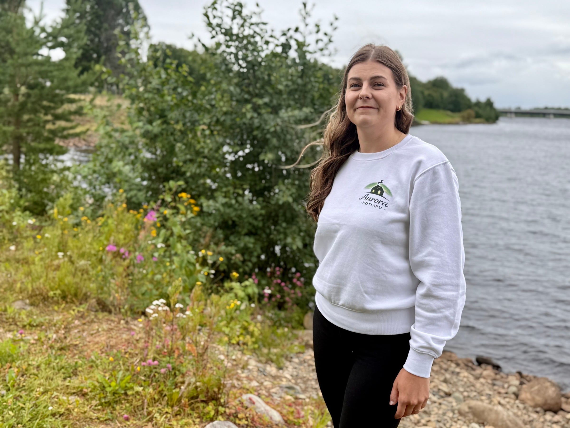 Taru Kvist taustanaan Kemijoen rantamaisema