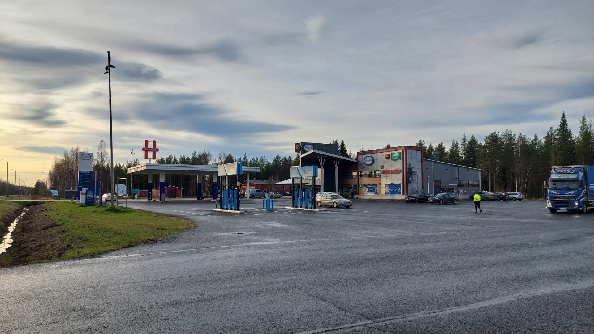Mäkipeuran huoltoaseman rakennukset ja mittarikenttä